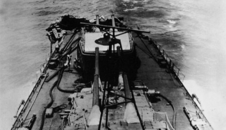 Потерявший носик крейсер «Могами». Вид с мостика корабля, 7 июня 1942 г.