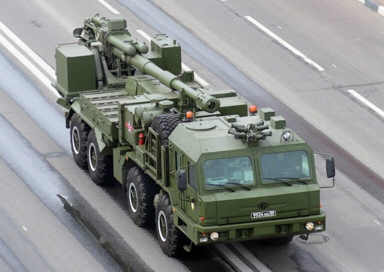 Первая российская серийная САУ на колёсном шасси направилась в войска