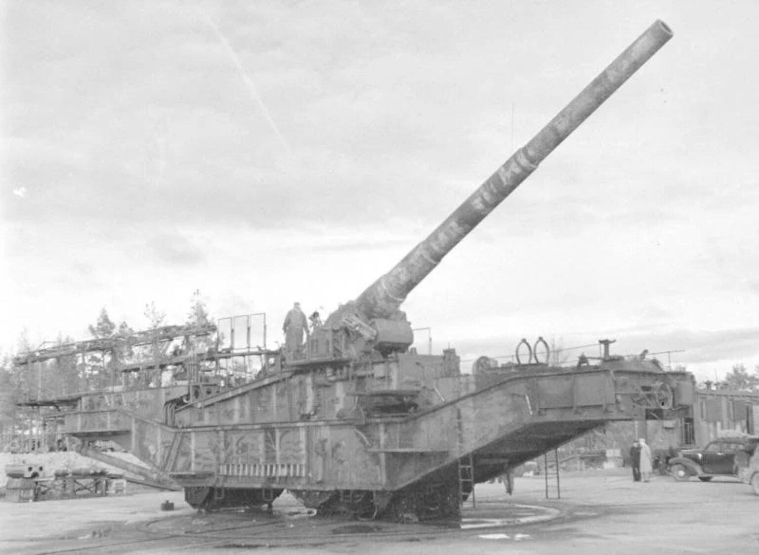 Орудия 305 мм. Орудие 406 мм на ржевском полигоне. 305-мм гаубица виккерса. Железнодорожная артустановка тм 1 180. Орудия 305 мм.