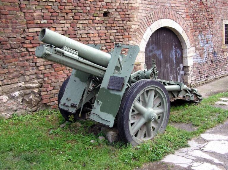 150-мм тяжелое пехотное орудие 15 cm sIG. 33 в Военном музее в Белграде