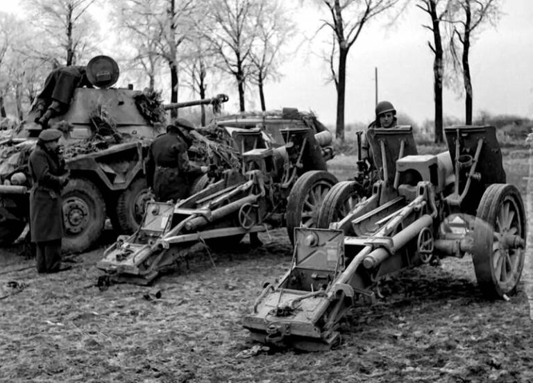 Американские военнослужащие осматривают 150-мм орудия sIG. 33 в числе другой трофейной немецкой техники