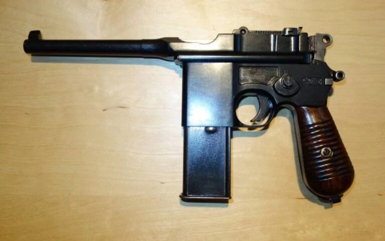 В этом пистолете использовались патроны калибра 7,63-мм. Поэтому в магазин их помещалось много. Фото Alain Daubresse