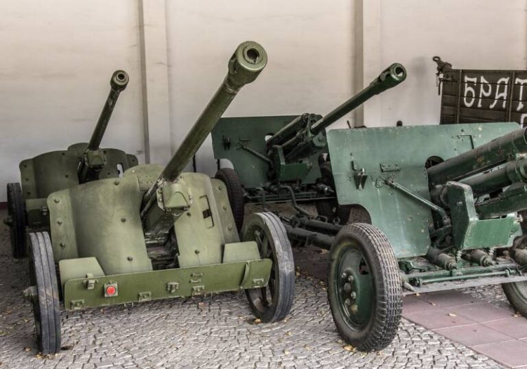 Противотанковые пушки 5 cm Pak. 38 рядом с 76-мм дивизионными орудиями ЗиС-3 в болгарском Национальном военно-историческом музее