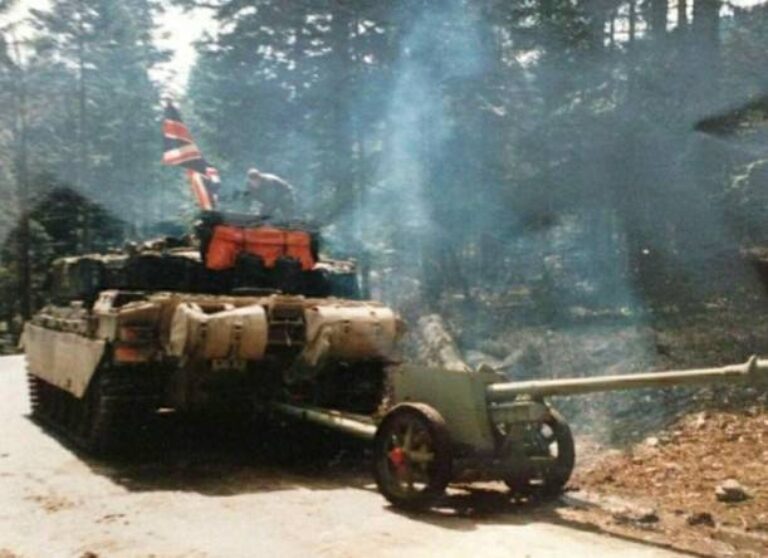 Британский танк Challenger буксирует орудие 7,5 cm Pak. 40, захваченное в 1996 году в боснийском городе Дрвар