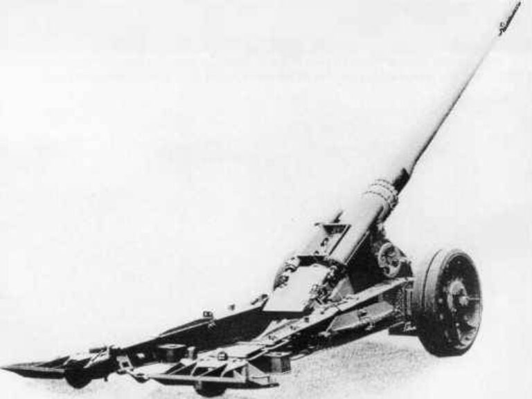 128-мм пушка на лафете советской 152-мм пушки-гаубицы МЛ-20