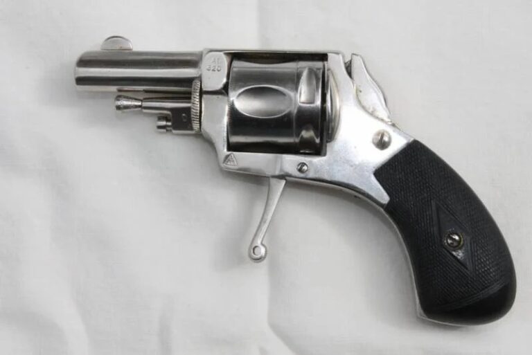 Пятизарядный никелированный револьвер двойного действия «Паппи» калибра .320, производства Ансьона Маркса Леопольда