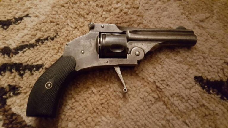 Револьвер Леонарда Андре, о котором вообще практически ничего не известно, кроме того, что он жил и работал в Льеже. Револьвер имеет калибр 6,35-мм. Является копией револьвера «Смит и Вессон», но соответственно уменьшен в размерах и оснащён убирающимся спусковым крючком без скобы