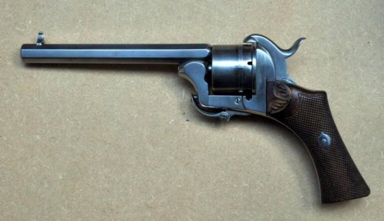 Шпилечный револьвер Арендта Мориса, запатентованный Комбленом Юбером. Револьвер типа Лефоше с открытой рамкой. Барабан шестизарядный, калибр 9 мм. Ствол восьмигранный, имеет длину 148 мм. Вес оружия пустого: 648 г. Револьвер как одинарного, так и двойного действия, полувзвода не имеет