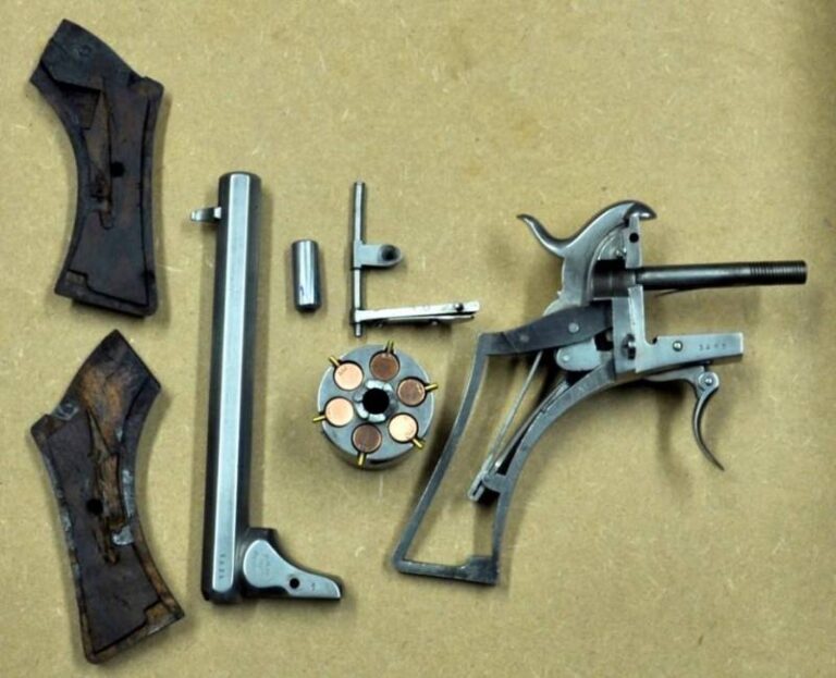 А вот так выглядел револьвер Арендт-Комблайн в разобранном виде и с барабаном, снаряжённым шпилечными патронами