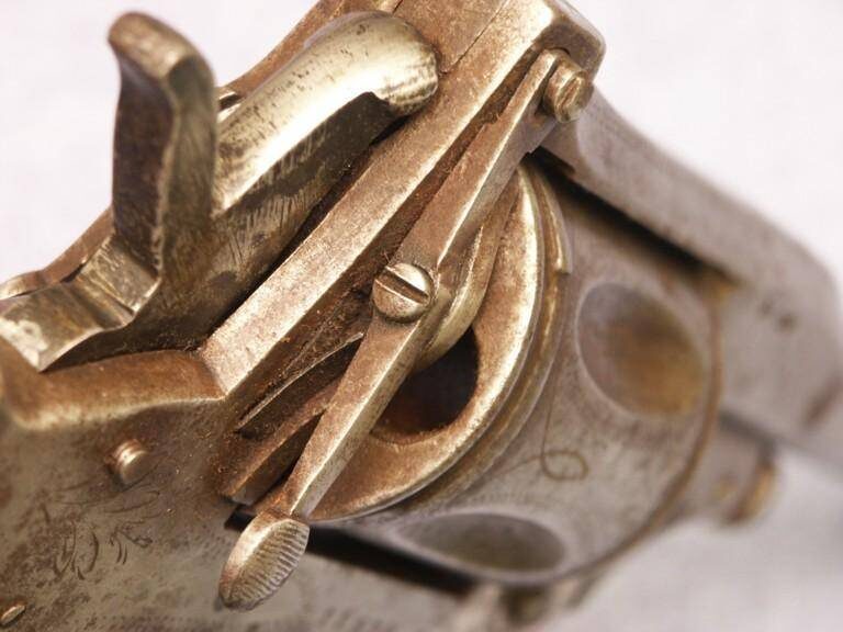 «Уши Франкотта», крепления верхнего узла откидывающейся рамки на револьвере «Монтенегро»