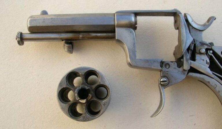Револьвер Жюля Бери с извлеченным из рамки барабаном