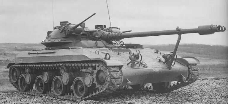 T92 с гусеницами T85E1 и задним направляющим колесом.