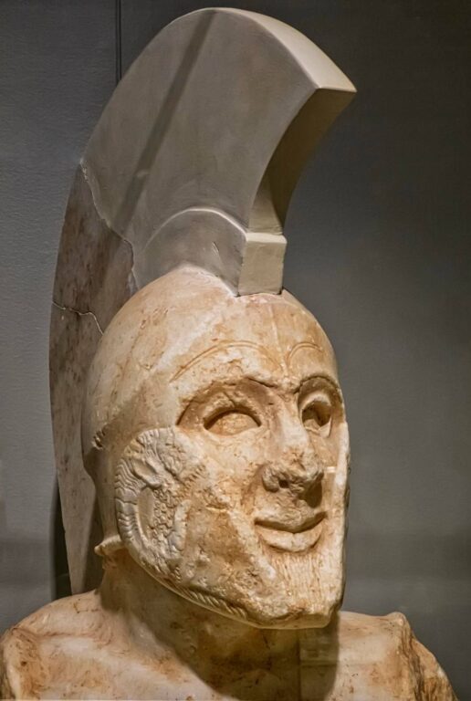 Голова мраморной статуи, найденной в 1925 году на акрополе Спарты. Воин изображён в героической наготе, для большей выразительности глаза статуи были изготовлены из стекла. Не без оснований статую считают изображением Леонида, в честь которого на акрополе спартанцами был воздвигнут монументальный комплекс