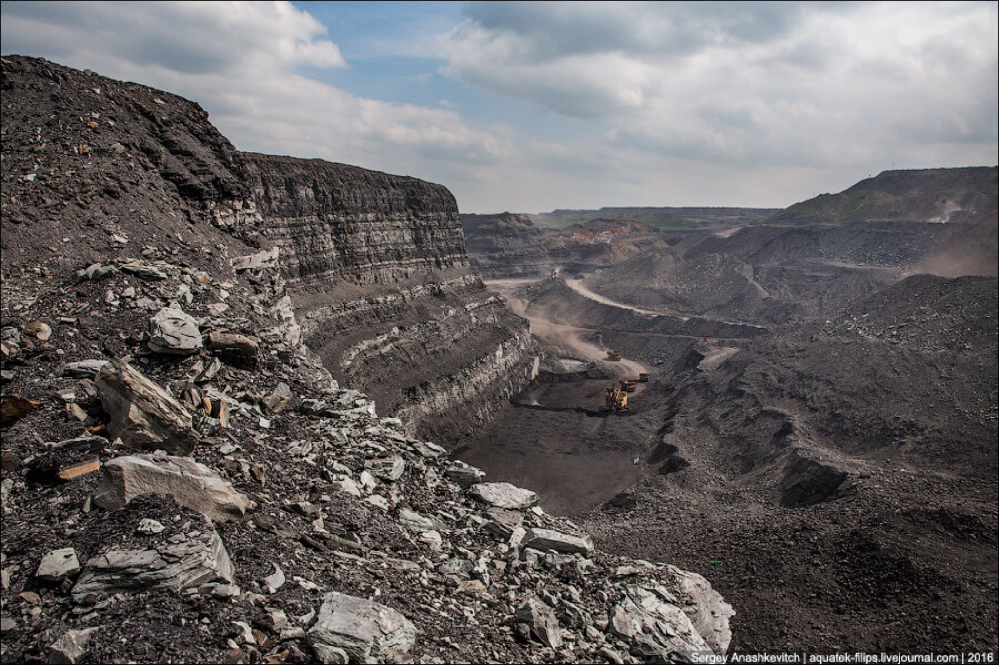Открытая добыча каменного угля. Угольно добывающий карьер Хакасия. Добыча руд Хакасия. Угольный пласт. Уголь карьер.