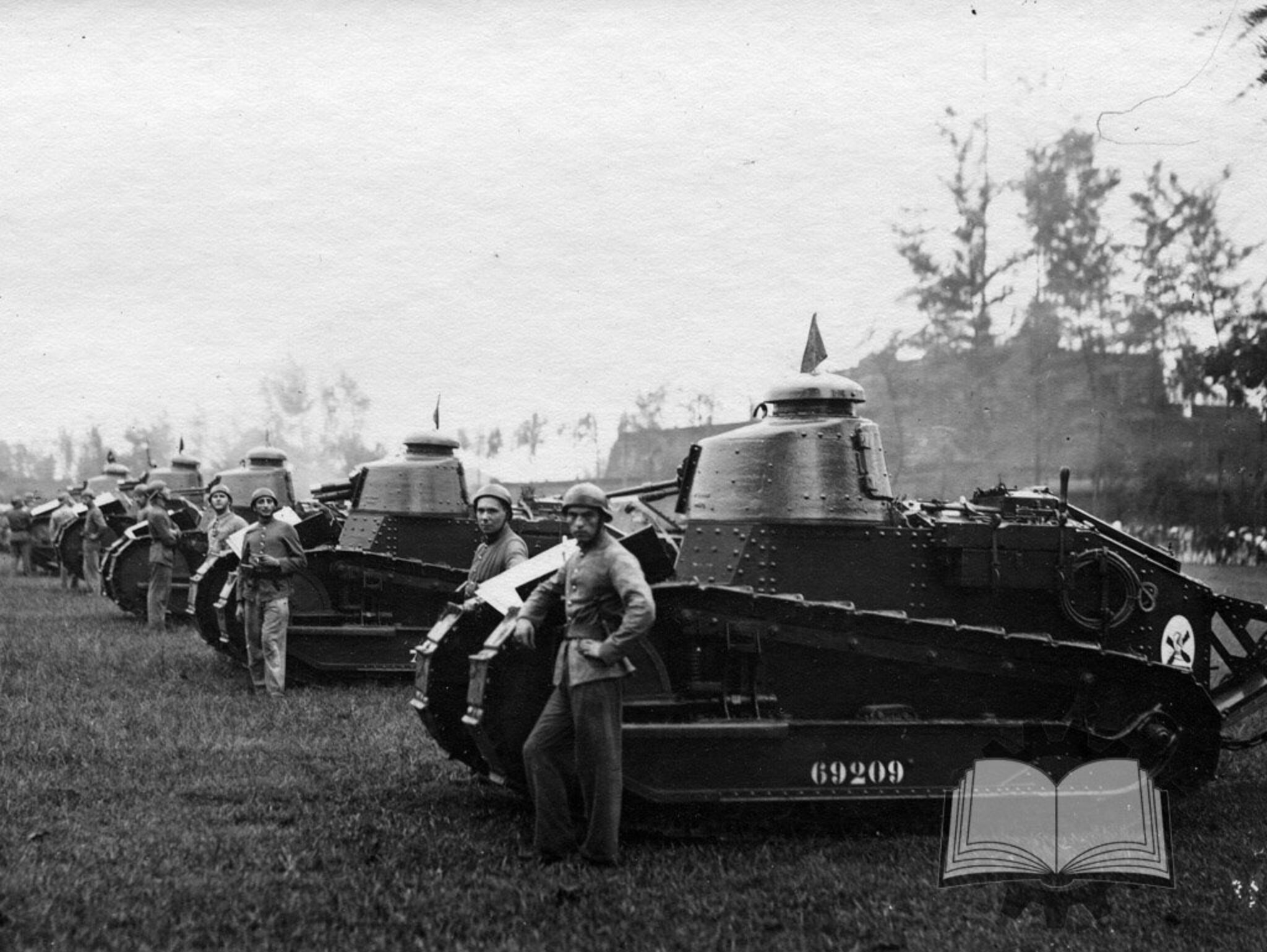 Самый массовый танк. Renault ft-Kégresse. Бронедрезина Бенц. Бронедрезина Benz-Gaggenau. Renault ft 75 BS.