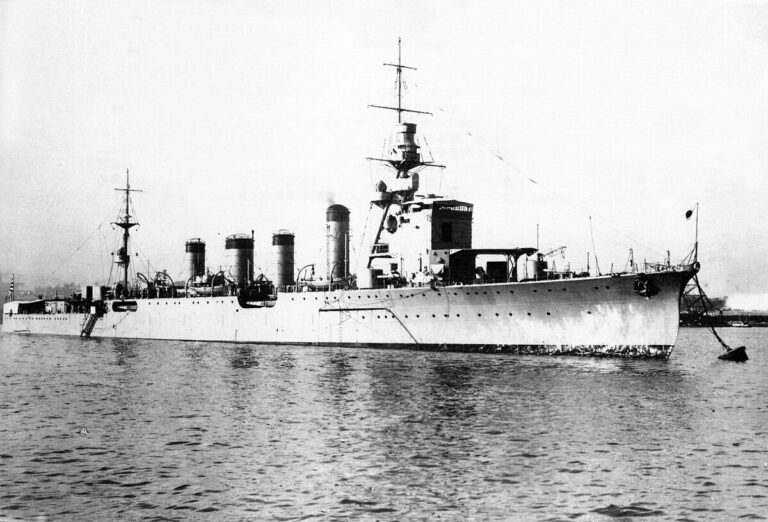 Японский легкий крейсер «Нака» («Сендай») получил мощное артиллерийское и торпедное вооружение