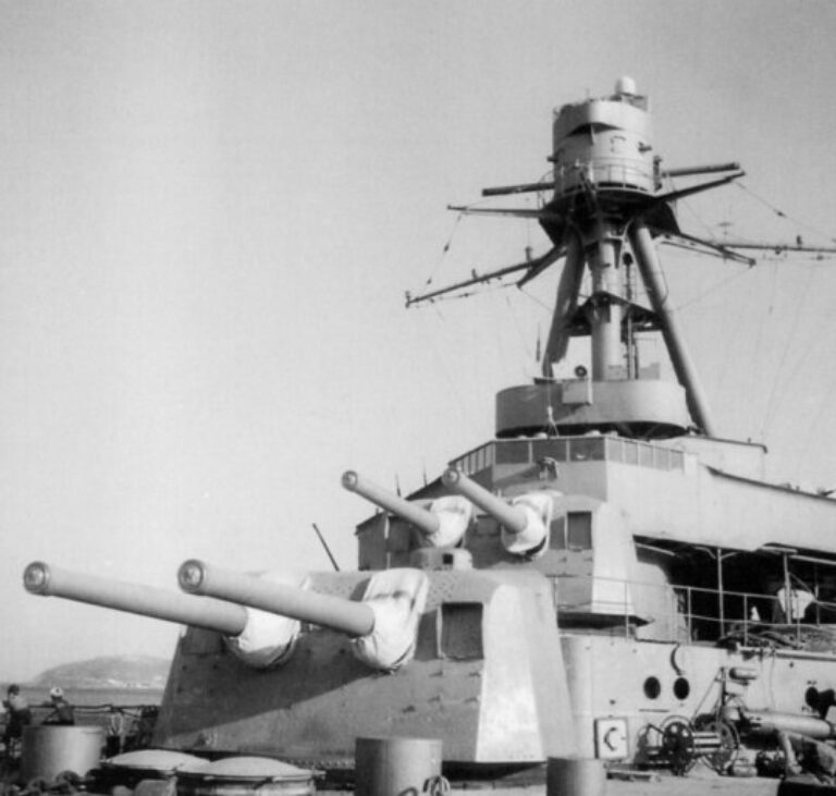 Линейно-возвышенные орудийные башни главного калибра – визитная карточка крейсеров типа «Дюге Труэн»
