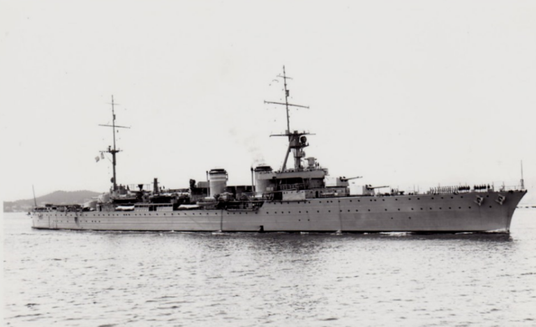 Легкий крейсер «Дюге Труэн» - первый в мире крейсер с линейно-возвышенными башнями ГК, но без броневой защиты