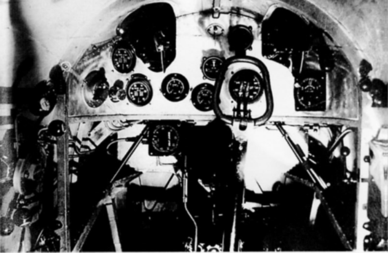 Кабина летчика самолета И-3 – вид с места летчика. Снимок из книги: Маслов М. Первые истребители СССР – от И-1 до И-5