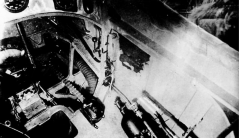 Кабина летчика самолета И-3 – деревянный правый борт и дюралевый пол с проемом под установку ручки управления самолетом, справа баллон воздушного запуска двигателя. Снимок из книги: Маслов М. Первые истребители СССР – от И-1 до И-5