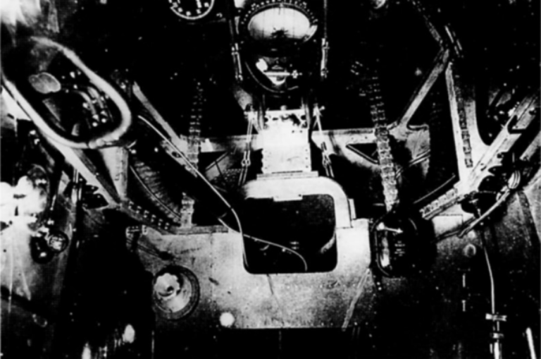 Установка компаса в нактоузе на полу кабины самолета И-3 – на снимке вверху перед проемом под монтаж РУС. Рисунок из книги: Маслов М. Первые истребители СССР – от И-1 до И-5