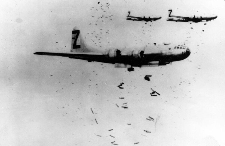 Планируемые законные жертвы Ki-109 - Boeing B-29 Superfortress за работой.