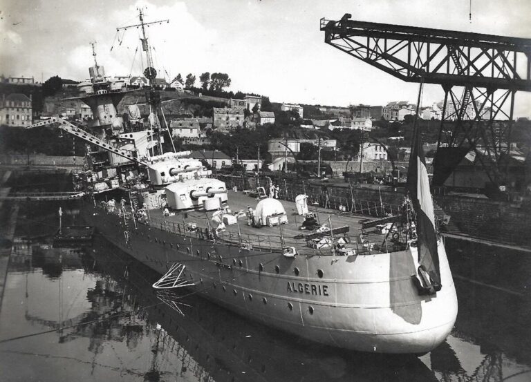 Крейсер во время тестирования систем контрзатопления, август 1934 года