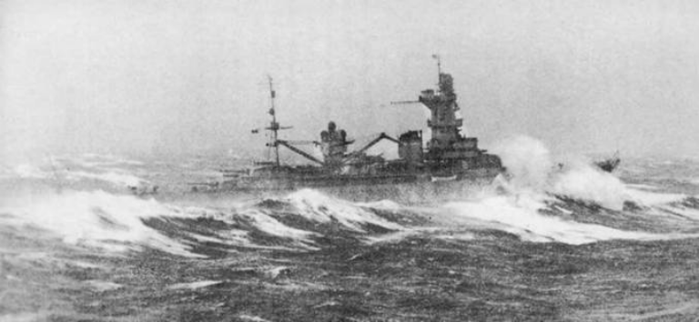 Крейсер во время шторма в Атлантике