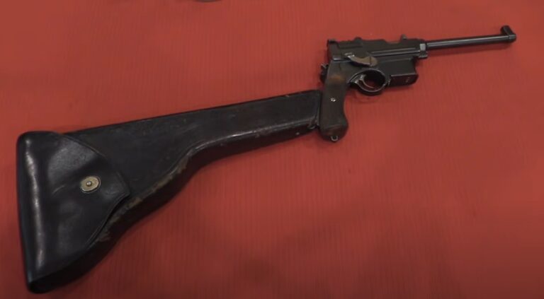 Пистолет M1896/1897 с кобурой-прикладом по моде тех лет. Фотография Forgotten weapons