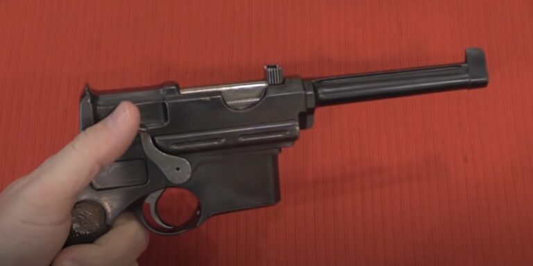 А вот таким образом взводился у пистолета M1896/1897 курок и, в общем-то, было это не очень удобно. Фотография Forgotten weapons