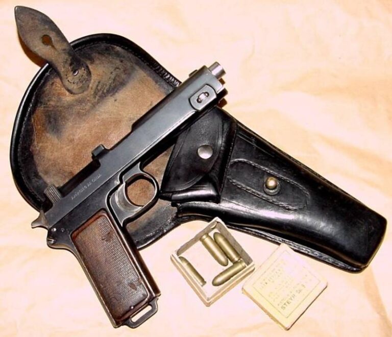Пистолет «Штейр» 1911 года. Как и любое другое оружие, предназначенное для нужд армии, пистолеты «Штейр» модели 1911 года снабжались пистолетными ремешками и кобурами. Фотография Алена Добресса