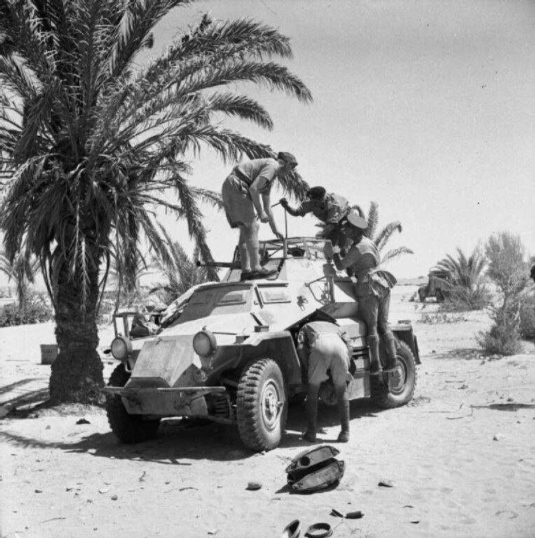 Британские военнослужащие осматривают захваченный бронеавтомобиль Sd. Kfz. 222