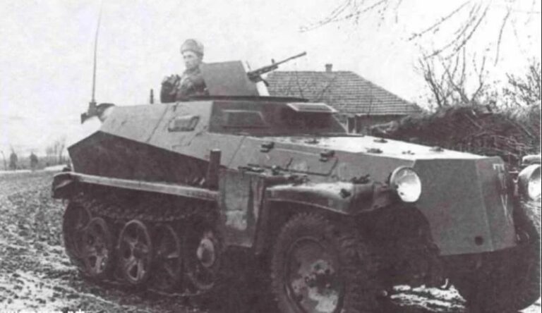 Трофейный бронетранспортёр Sd. Kfz. 250, использовавшийся в одном из разведывательных подразделений РККА. Район Моздока, осень 1942 года