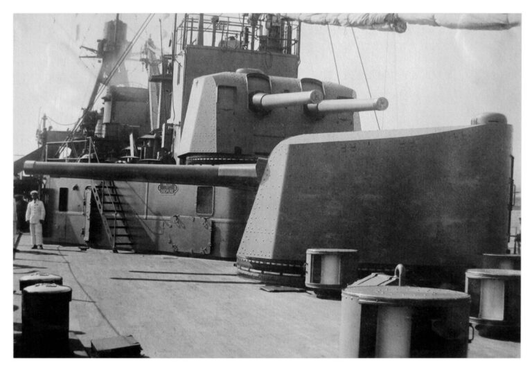Кормовые башни 155-мм орудий крейсера «Ламотт-Пике»