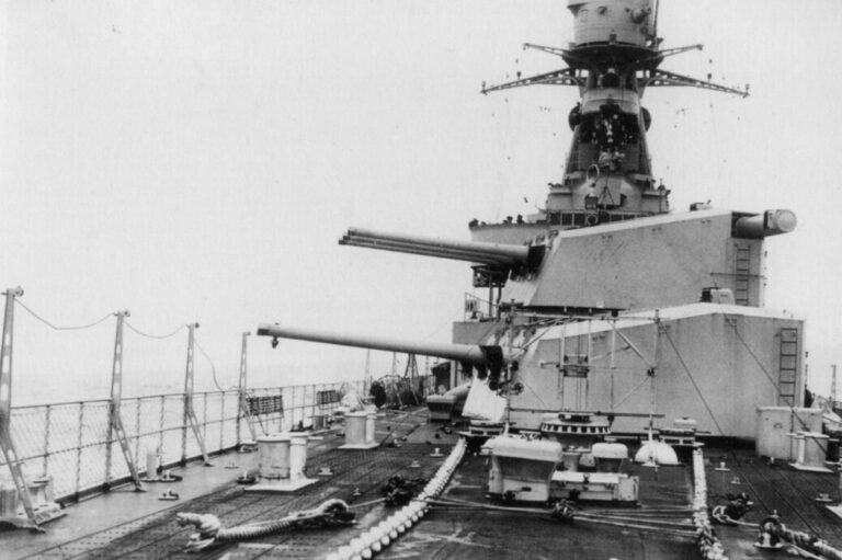 Носовые башни 152-мм орудий легкого крейсера «Эмиль Бертен»