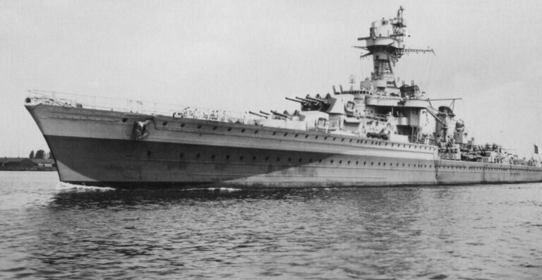 Легкий крейсер «Монткальм» (тип «Ла Галлисоньер») не мог похвастаться живучестью своих 152-мм орудий, но их у него было девять в трехорудийных башнях