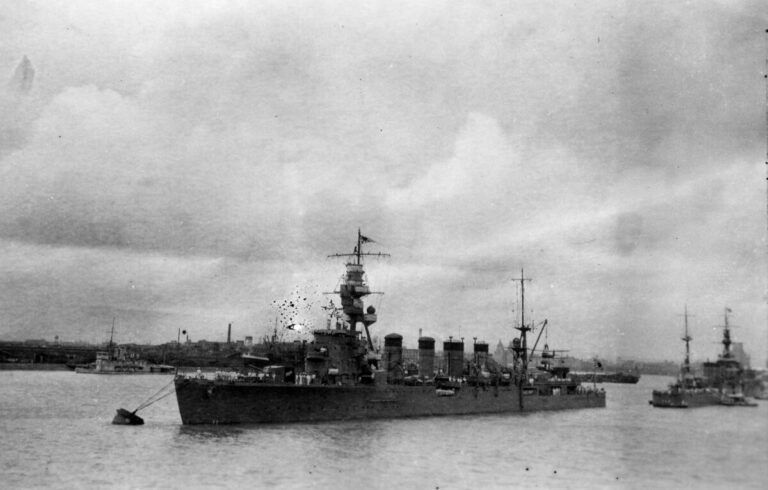 Японский легкий крейсер «Нака» (Шанхай) со своими 140-мм орудиями не уступал «Дюге Труэн»