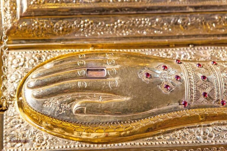 Одна из реликвий - золотая рака с рукой святого