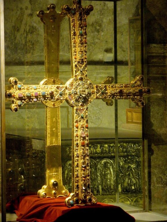 Крест Победы в соборе г. Овьедо
