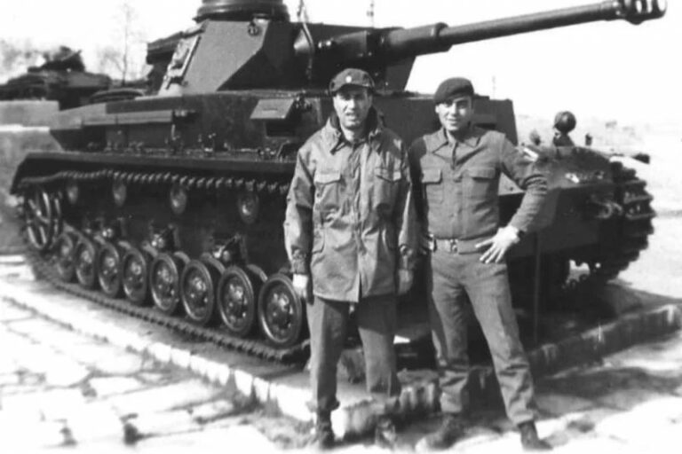 Турецкие военнослужащие позируют на фоне танка Pz.Кpfw.IV Ausf. G