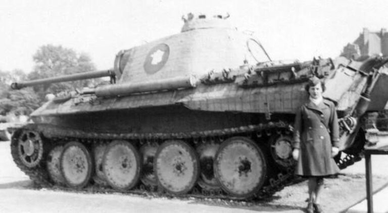 Танк Pz.Kpfw.V, захваченный французскими силами сопротивления
