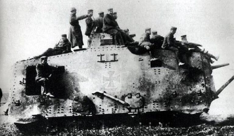 Танк 525 "Зигфрид" (Leutnant Bitter), и его экипаж после сражения
