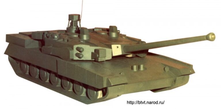       Деревянная модель танка 1:10. Ранний и поздний вариант.