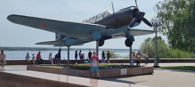 Находясь в городе-герое Сталинграде, я не мог не сфотографироваться на фоне макета «самолёта-шакала» Су-2!