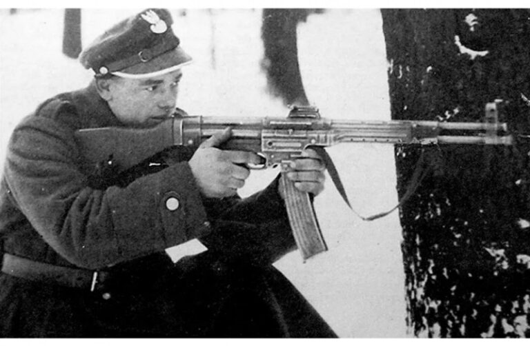Польский солдат во время испытаний МКб 42(Н) фирмы «Хаенель»