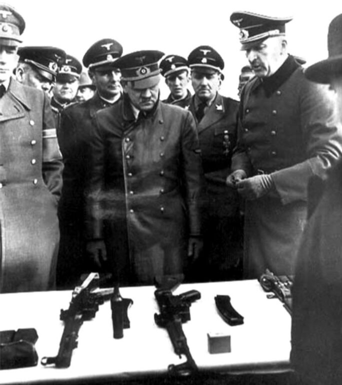 Гитлеру демонстрируются новые виды стрелкового оружия