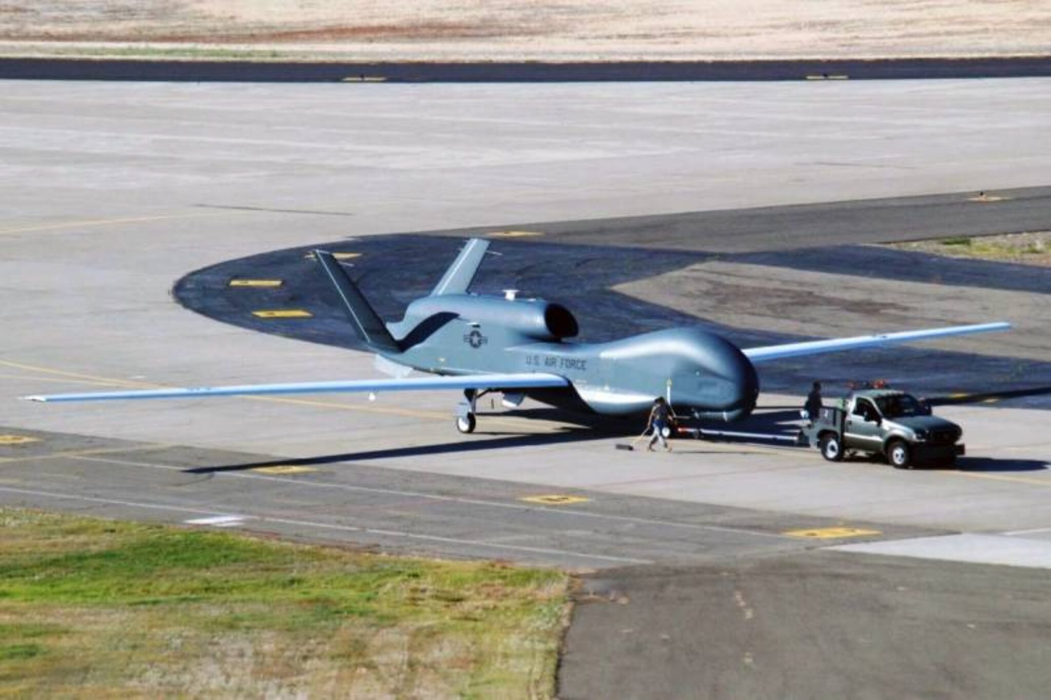 Rq 4b. RQ-4 Global Hawk. ВВС США RQ-4b Global Hawk. Беспилотник RQ-4 Global Hawk. Американский БПЛА RQ-4 Global Hawk.