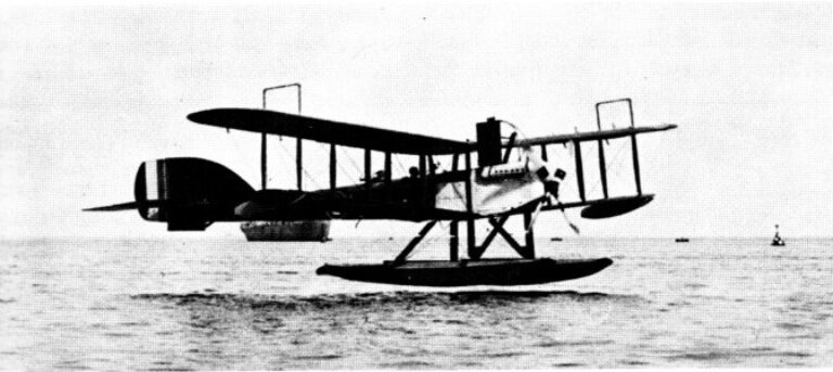 стандартный поплавковый гидросамолет Wight Converted Seaplane с двигателем Rolls-Royce Mk II совершает посадку у моста Бем, остров Уайт. Обратите внимание на высокий блок радиатора, установленный над двигателем. Снимок К. Х. Барнса (C. H. Barnes)