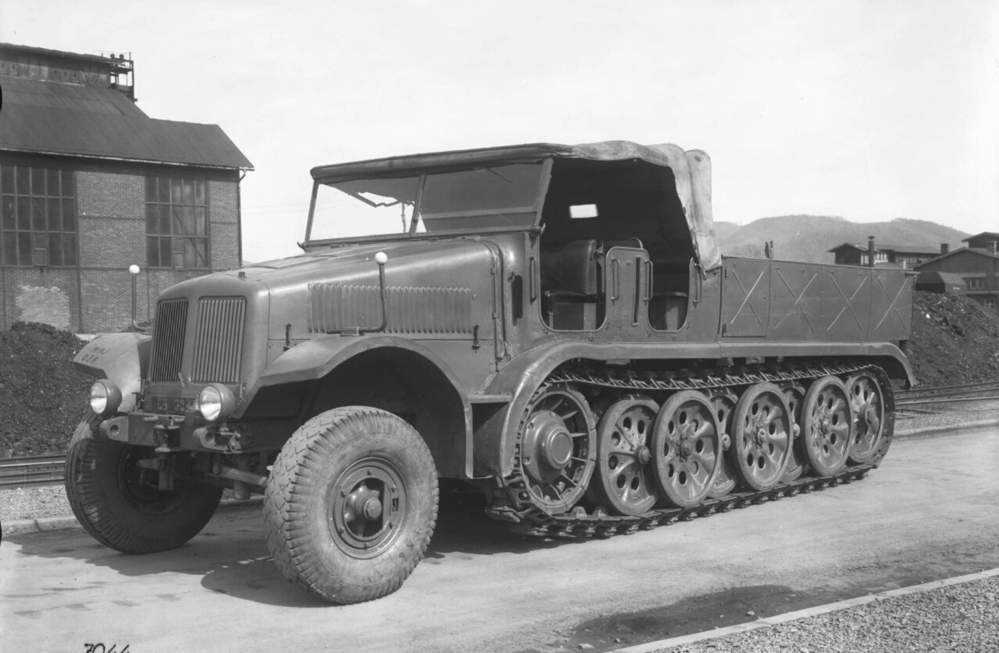 Тягачи вермахта. Фамо SD KFZ 9. Тягач Фамо вермахта. SD.KFZ. 9. Полугусеничные тягачи «Tatra Famo f3».