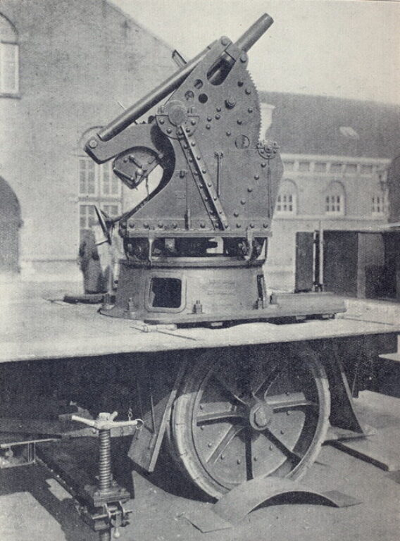 Зенитное орудие Stuk van 6 tl. Принято на вооружение в 1916 году. Калибр — 57 мм, масса снаряда — 3,2 кг, скорострельность — 3 выстр./мин, досягаемость по высоте — 3000 м.